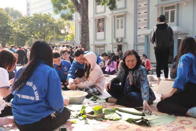“Gói nụ cười, gửi nắng xuân” - chương trình “Đông Ấm” của tuổi trẻ ĐH Thương Mại - ảnh 1