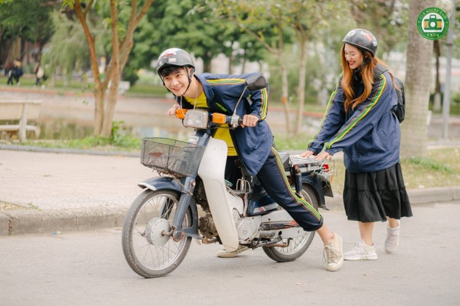 Nam sinh Học viện Nông nghiệp hóa “tiểu thịt tươi” trong đồng phục trường - ảnh 2