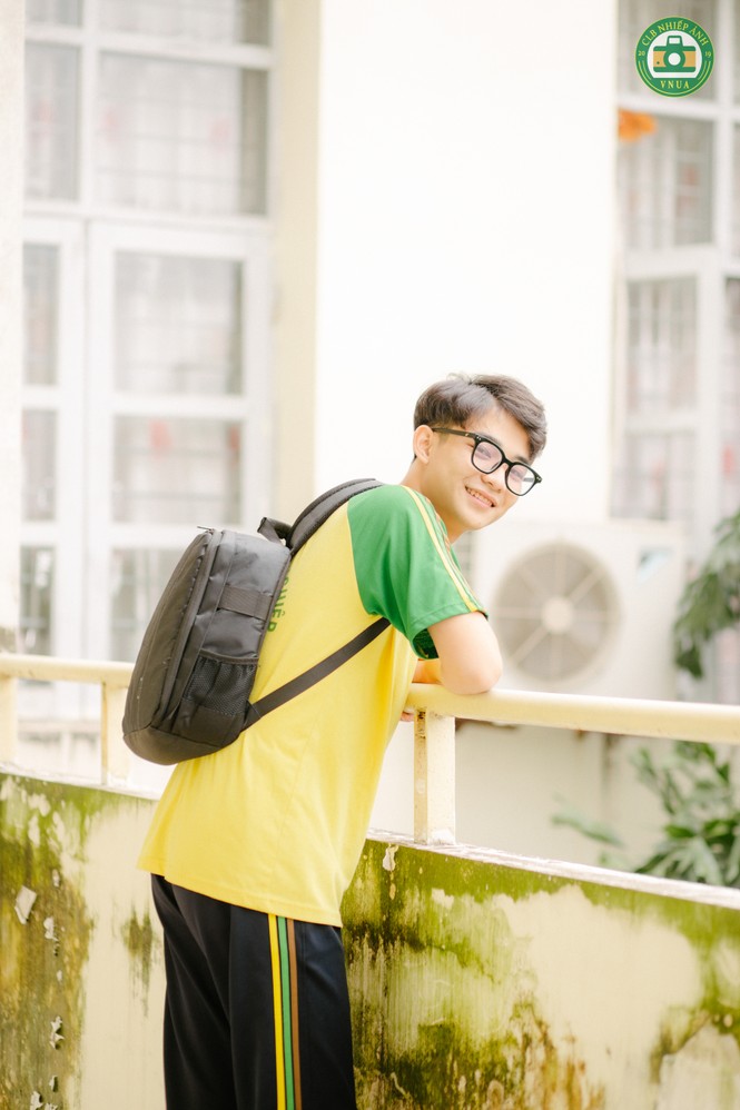 Nam sinh Học viện Nông nghiệp hóa “tiểu thịt tươi” trong đồng phục trường - ảnh 1