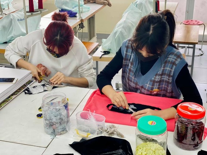 Thời trang phòng chống dịch COVID-19 “độc lạ” của sinh viên trường ĐH Kiến trúc Hà Nội - ảnh 7