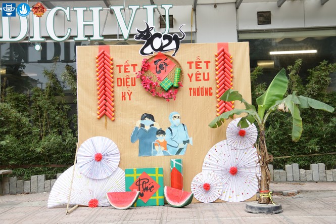 Thời trang phòng chống dịch COVID-19 “độc lạ” của sinh viên trường ĐH Kiến trúc Hà Nội - ảnh 1