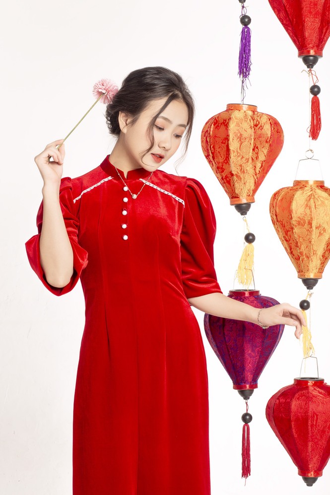 Ngắm nhìn bộ ảnh lung linh sắc đỏ của nữ sinh Đại học Thăng Long xinh như búp bê - ảnh 2