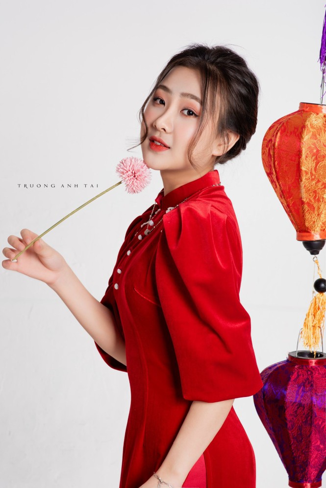 Ngắm nhìn bộ ảnh lung linh sắc đỏ của nữ sinh Đại học Thăng Long xinh như búp bê - ảnh 3