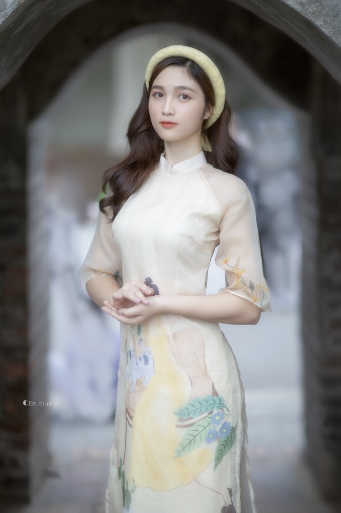 Hot girl xứ Nghệ là Hoa khôi Đại học Quốc gia khoe nhan sắc ngọt ngào trong tà áo dài truyền thống - ảnh 1