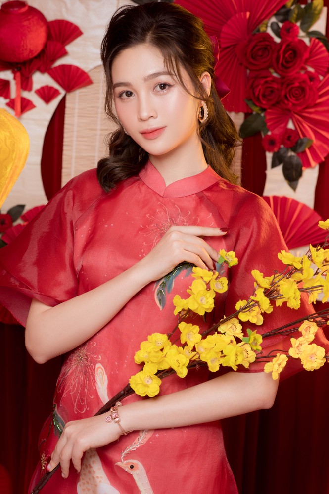Hot girl xứ Nghệ là Hoa khôi Đại học Quốc gia khoe nhan sắc ngọt ngào trong tà áo dài truyền thống - ảnh 2