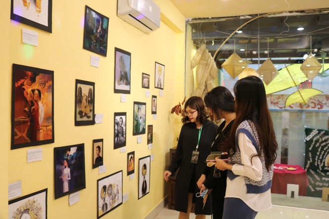 Vẻ đẹp ấn tượng của phụ nữ Việt qua triển lãm nghệ thuật của sinh viên trường Báo - ảnh 3