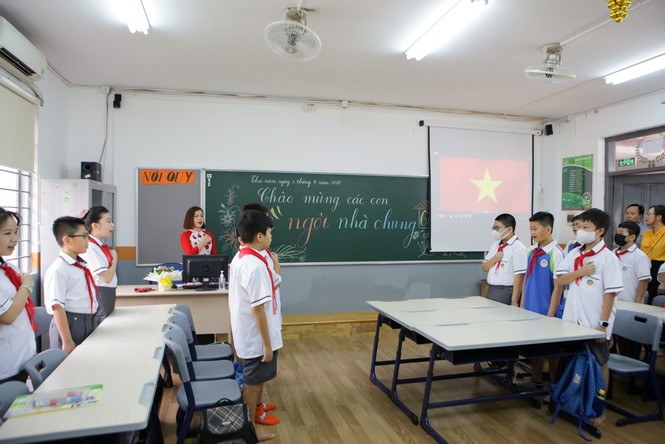 Học sinh Hà Nội tựu trường sau kỳ nghỉ hè 'đặc biệt' - ảnh 11