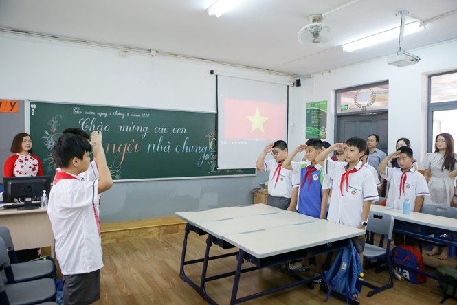 Học sinh Hà Nội tựu trường sau kỳ nghỉ hè 'đặc biệt' - ảnh 10