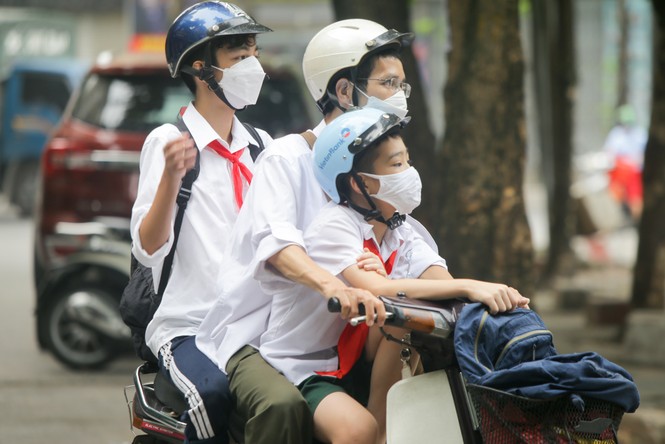 Học sinh Hà Nội tựu trường sau kỳ nghỉ hè 'đặc biệt' - ảnh 6