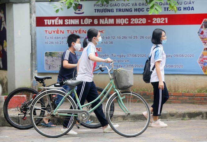 Học sinh Hà Nội tựu trường sau kỳ nghỉ hè 'đặc biệt' - ảnh 7