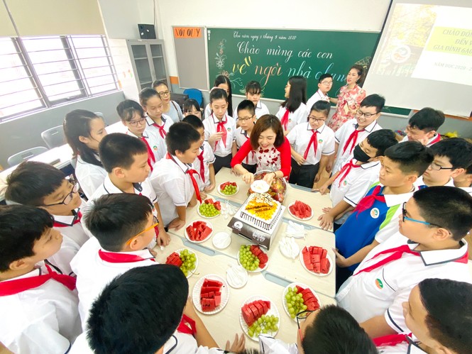 Học sinh Hà Nội tựu trường sau kỳ nghỉ hè 'đặc biệt' - ảnh 12