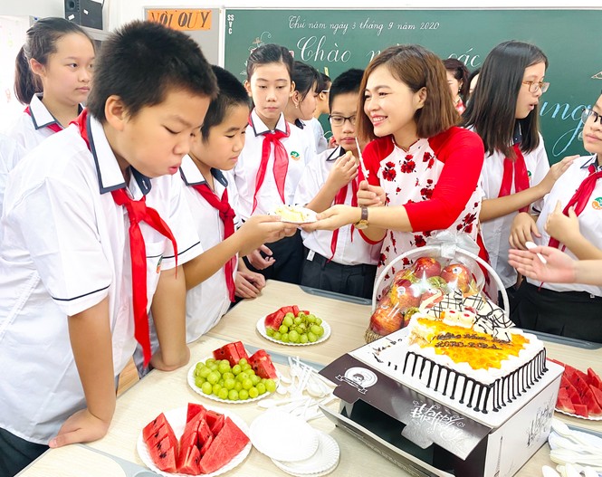 Học sinh Hà Nội tựu trường sau kỳ nghỉ hè 'đặc biệt' - ảnh 13