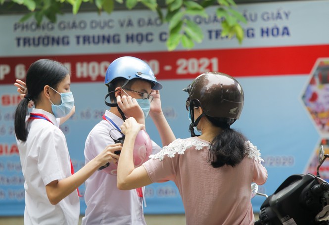 Học sinh Hà Nội tựu trường sau kỳ nghỉ hè 'đặc biệt' - ảnh 8