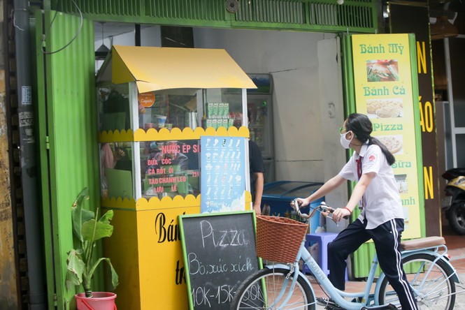 Học sinh Hà Nội tựu trường sau kỳ nghỉ hè 'đặc biệt' - ảnh 9