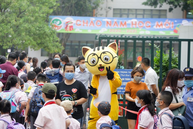 Học sinh Hà Nội tựu trường sau kỳ nghỉ hè 'đặc biệt' - ảnh 1