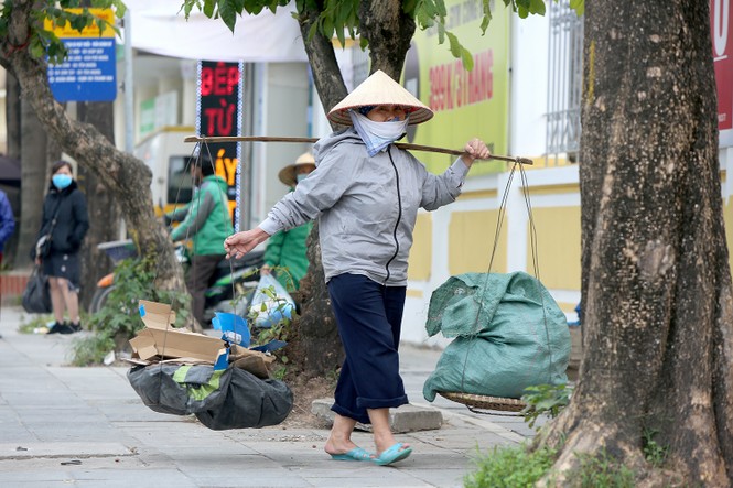 Người Hà Nội vất vả mưu sinh trong giá lạnh đầu đông - ảnh 4