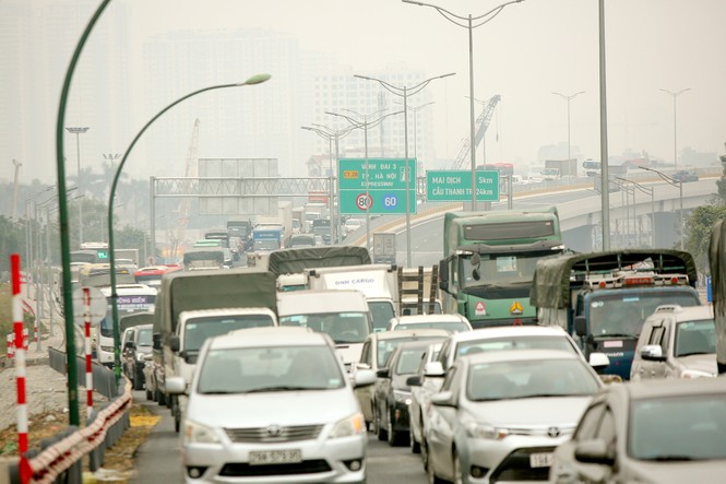 Hàng đoàn ô tô nối đuôi nhau lên cầu Thăng Long trong ngày thông cầu - ảnh 4