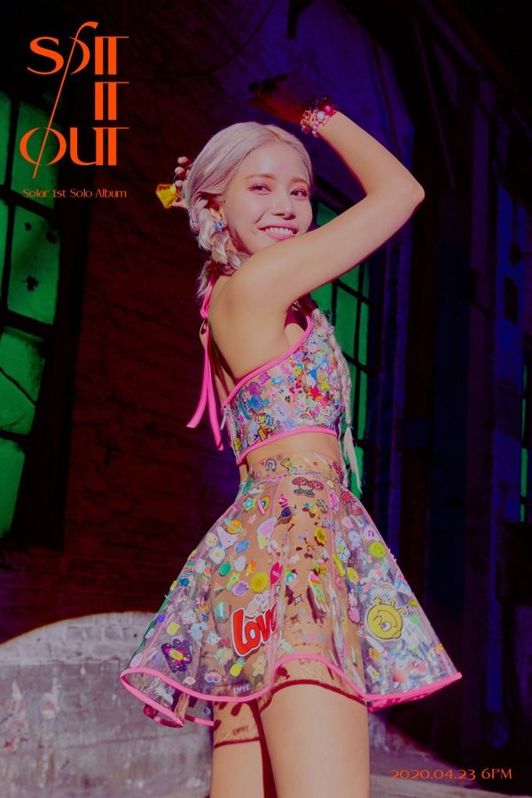 Hết cạo trọc đầu lại mặc váy nhựa trong suốt, Solar (Mamamoo) khiến khán giả ngán ngẩm - ảnh 3