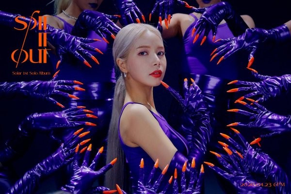 Hết cạo trọc đầu lại mặc váy nhựa trong suốt, Solar (Mamamoo) khiến khán giả ngán ngẩm - ảnh 1