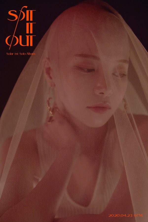 Hết cạo trọc đầu lại mặc váy nhựa trong suốt, Solar (Mamamoo) khiến khán giả ngán ngẩm - ảnh 2