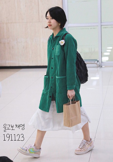 Diện đồ phá cách đến khó hiểu, Chaeyoung (TWICE) bị gọi là “kẻ khủng bố thời trang” - ảnh 1