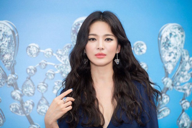 Thử nghiệm phong cách trang điểm ấn tượng, Song Hye Kyo bị chê già và kém sắc - ảnh 3