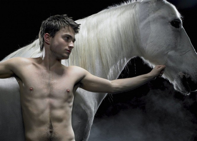 Hóa tù nhân vượt ngục, Daniel Radcliffe không còn là “cậu bé phù thủy” mà bạn biết - ảnh 2