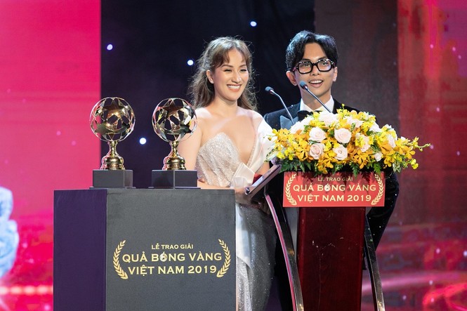 Khánh Thi – Phan Hiển khóa môi tình từ ngay tại lễ trao giải Quả Bóng Vàng - ảnh 1