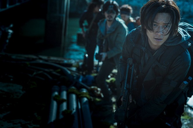 “Train to Busan 2”: Người sống sót, lũ điên loạn, kẻ hoang đàng, ai thoát khỏi thây ma? - ảnh 2