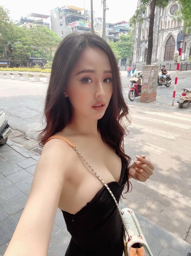 Khán giả “lo ngay ngáy” nhìn Mai Phương Thúy mặc áo hờ hững khoe ngực đầy - ảnh 2