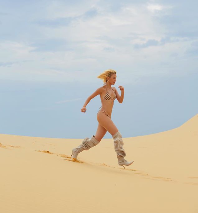 Phát ngốt khi nhìn Quỳnh Anh Shyn phá cách diện bikini cùng boot cao sát gối - ảnh 3