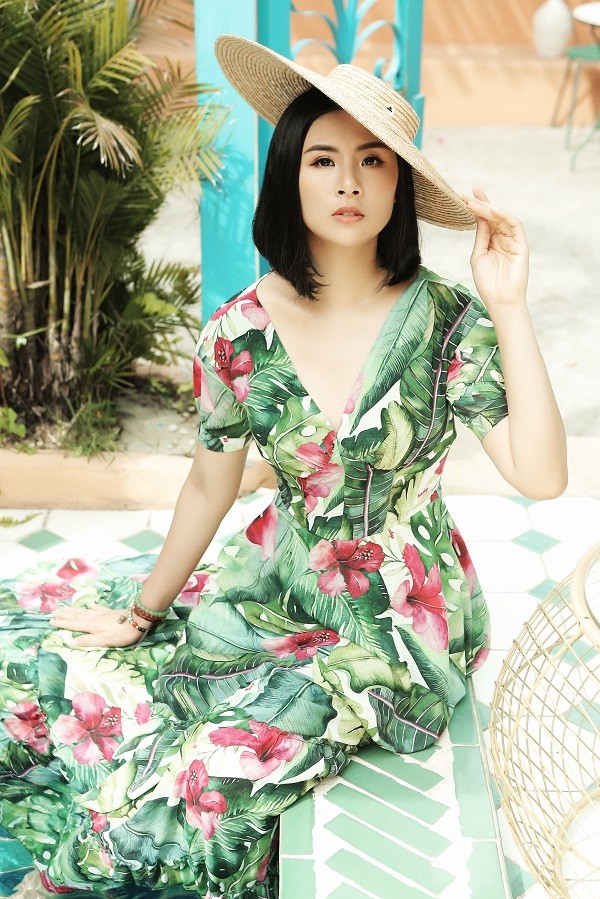 Hiếm hoi lắm mới thấy Ngọc Hân hóa quý cô cổ điển khoe đường cong mềm mại - ảnh 2
