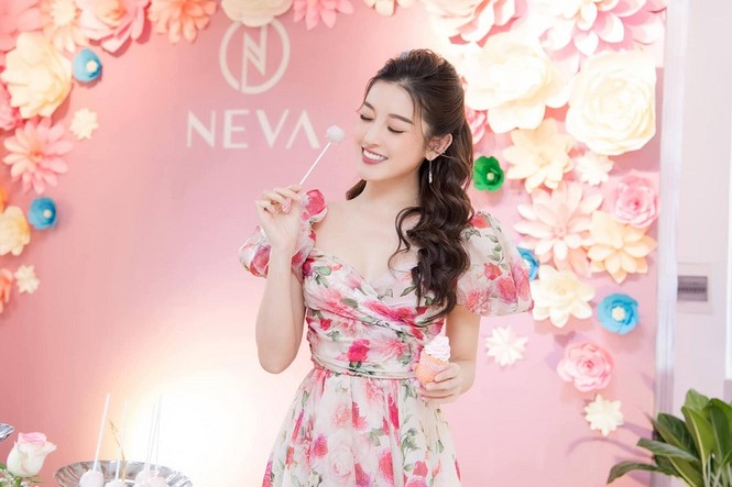 Được bốn mỹ nhân Việt “đụng hàng”, chiếc váy hoa này có gì đặc biệt đến thế? - ảnh 3
