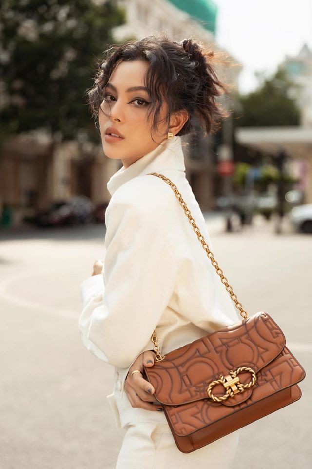 Đỗ Mỹ Linh, Tiểu Vy, Châu Bùi, Tú Hảo đua nhau khoe dáng với “It Bag” - ảnh 4