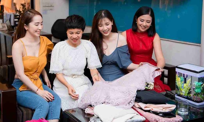 Mỹ nhân Việt hào hứng bảo vệ môi trường với dự án tái chế quần áo cũ - ảnh 1