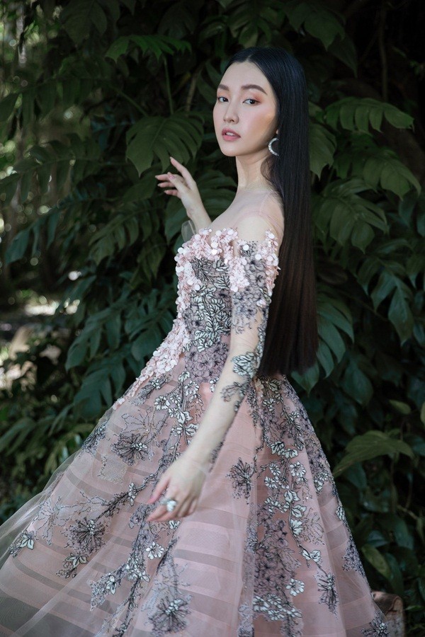 Giữa một rừng mỹ nhân nóng bỏng, “nàng thơ xứ Huế” Ngọc Trân như cơn gió mát lành - ảnh 2