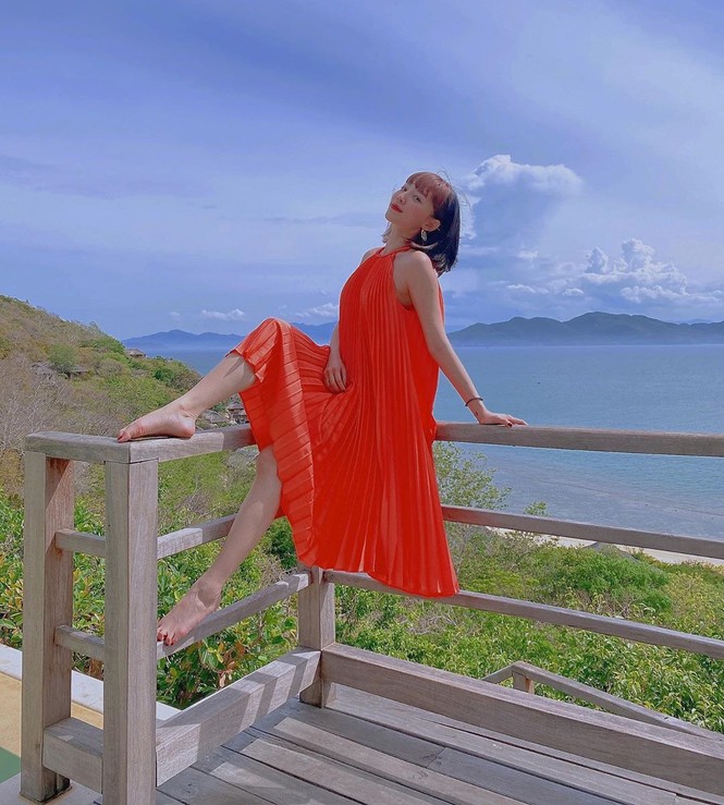 Hàng loạt mỹ nhân V-Biz thi nhau diện, chiếc đầm lụa này có gì mà đặc biệt đến vậy? - ảnh 1