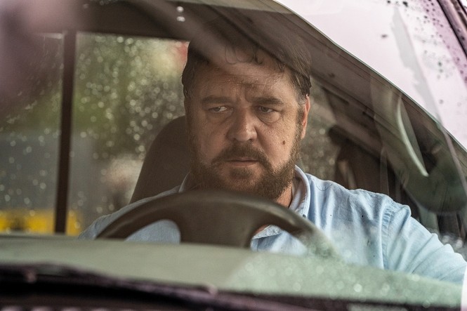 Russell Crowe hóa thành kẻ tâm thần truy sát người đi đường trong