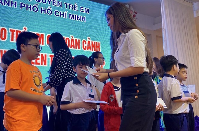 Không chỉ là “rich kid” mê hàng hiệu, Tiên Nguyễn còn tích cực làm từ thiện - ảnh 1