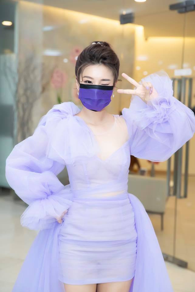 Học ngay sao Việt các tuyệt chiêu phối đồ để đeo khẩu trang mà vẫn sành điệu - ảnh 1