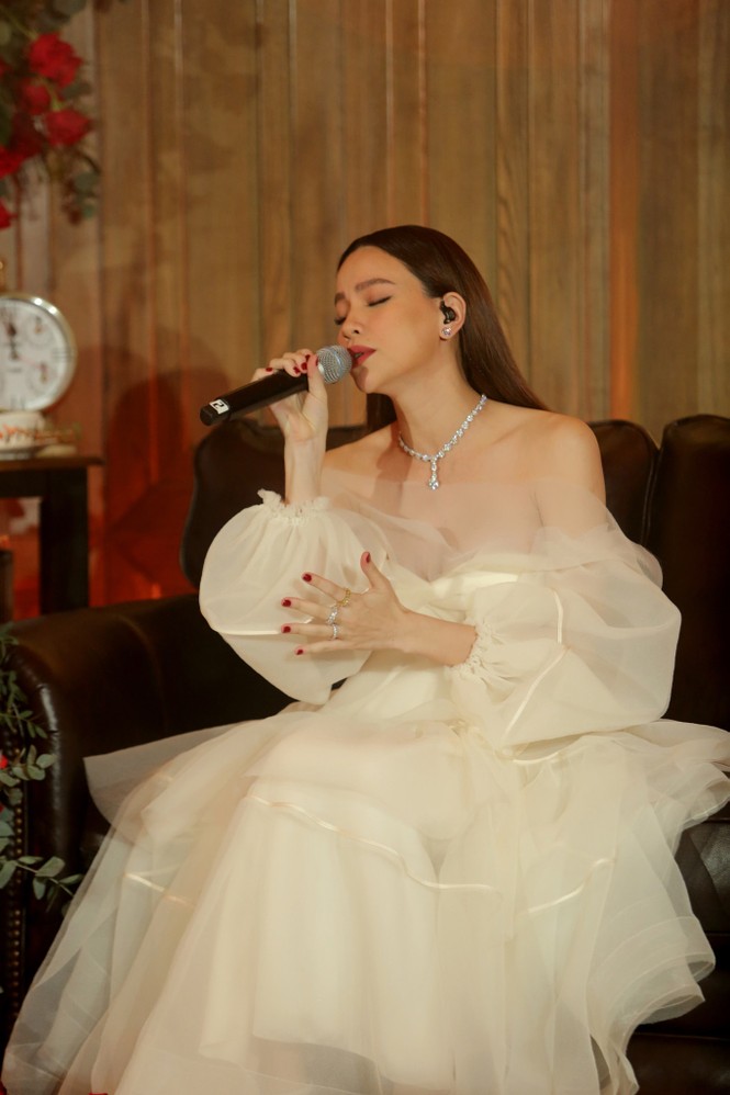 Mải tạo dáng khi livestream, Hồ Ngọc Hà lộ bụng bầu khá lớn trước ống kính - ảnh 1