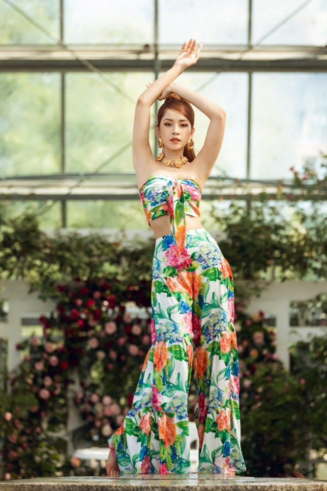 Chi Pu chẳng ngại khoe khuôn ngực thanh xuân tràn căng sức sống trong poster mới - ảnh 2