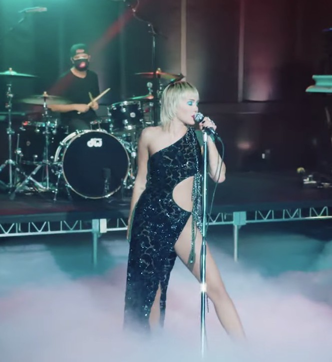 Miley Cyrus sexy quyến rũ bộ phần trong mẫu đầm hở hang mà không phô phang của Công Trí - ảnh 1