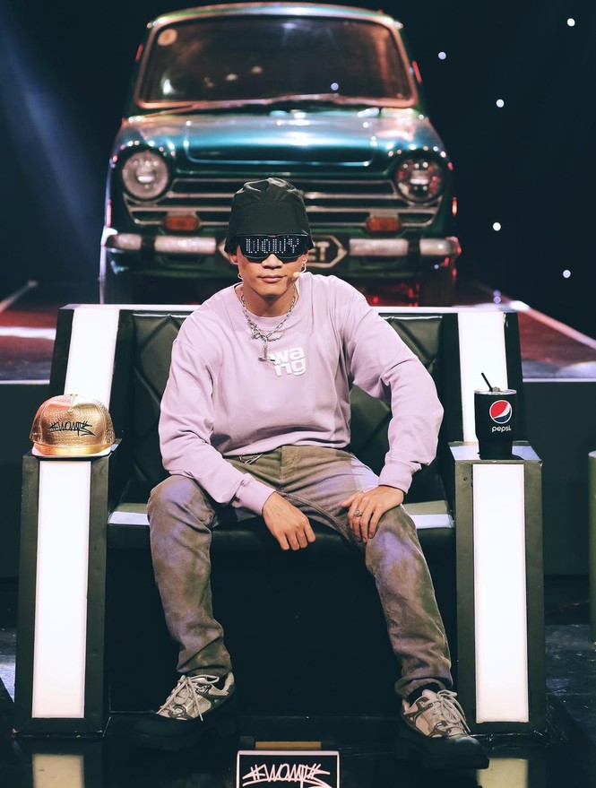 Cầm lái hộ nữ tài xế công nghệ, hành động đơn giản giúp rapper Wowy ghi điểm - ảnh 1