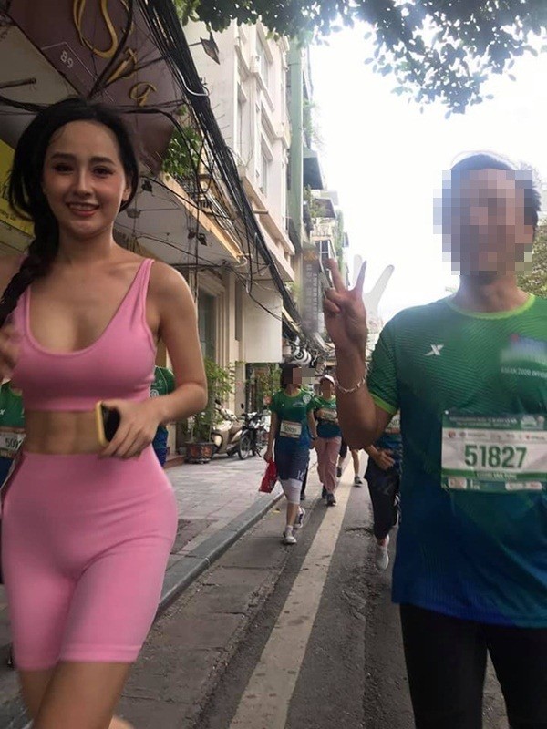 Sau nhiều lần bị nhắc nhở “hớ hênh”, Mai Phương Thúy vẫn không chia tay kiểu quần nhạy cảm này - ảnh 2