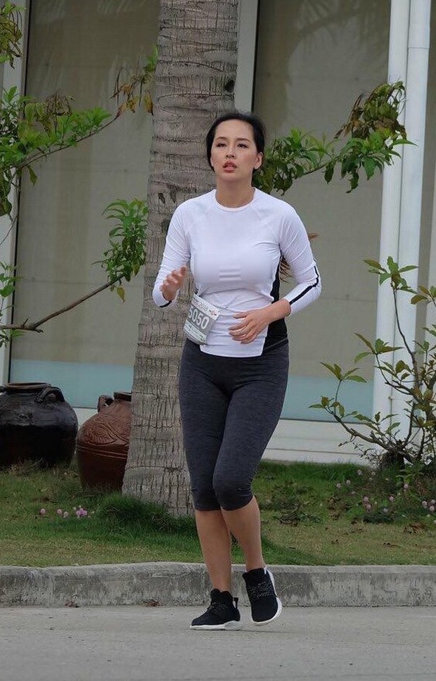 Sau nhiều lần bị nhắc nhở “hớ hênh”, Mai Phương Thúy vẫn không chia tay kiểu quần nhạy cảm này - ảnh 4