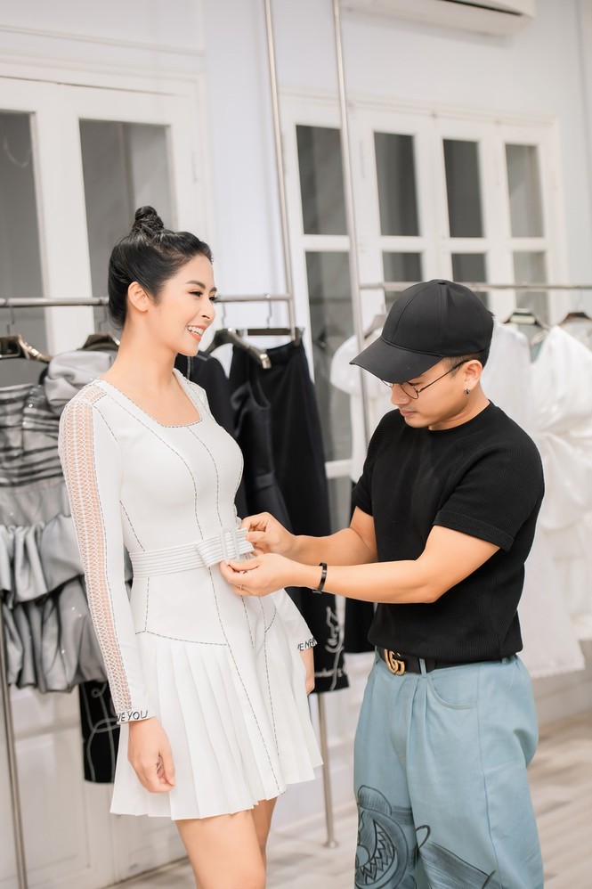 Ngọc Hân, chị em Á hậu Trà My - Thanh Tú rủ nhau shopping gây quỹ ủng hộ miền Trung - ảnh 3