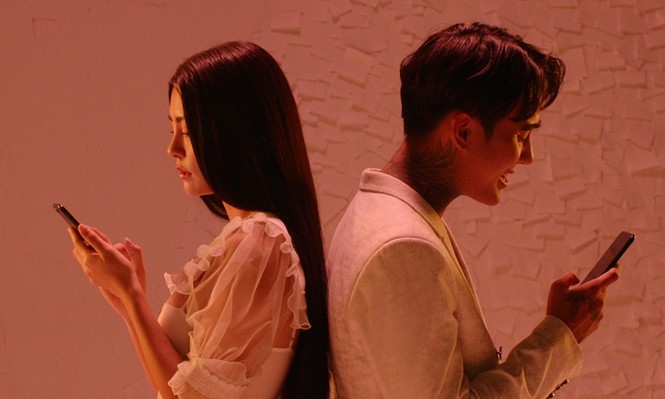 Phim “Tiệc trăng máu” tung MV nhạc phim cũng phơi bày những giả dối sau chiếc điện thoại - ảnh 1