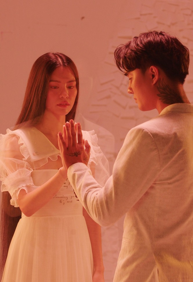 Phim “Tiệc trăng máu” tung MV nhạc phim cũng phơi bày những giả dối sau chiếc điện thoại - ảnh 2