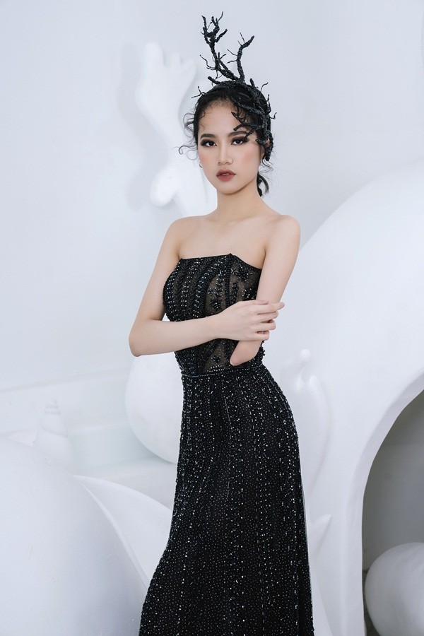 Lạ lẫm xen lẫn cảm phục trước cô gái khuyết tay tự tin làm người mẫu thời trang - ảnh 1